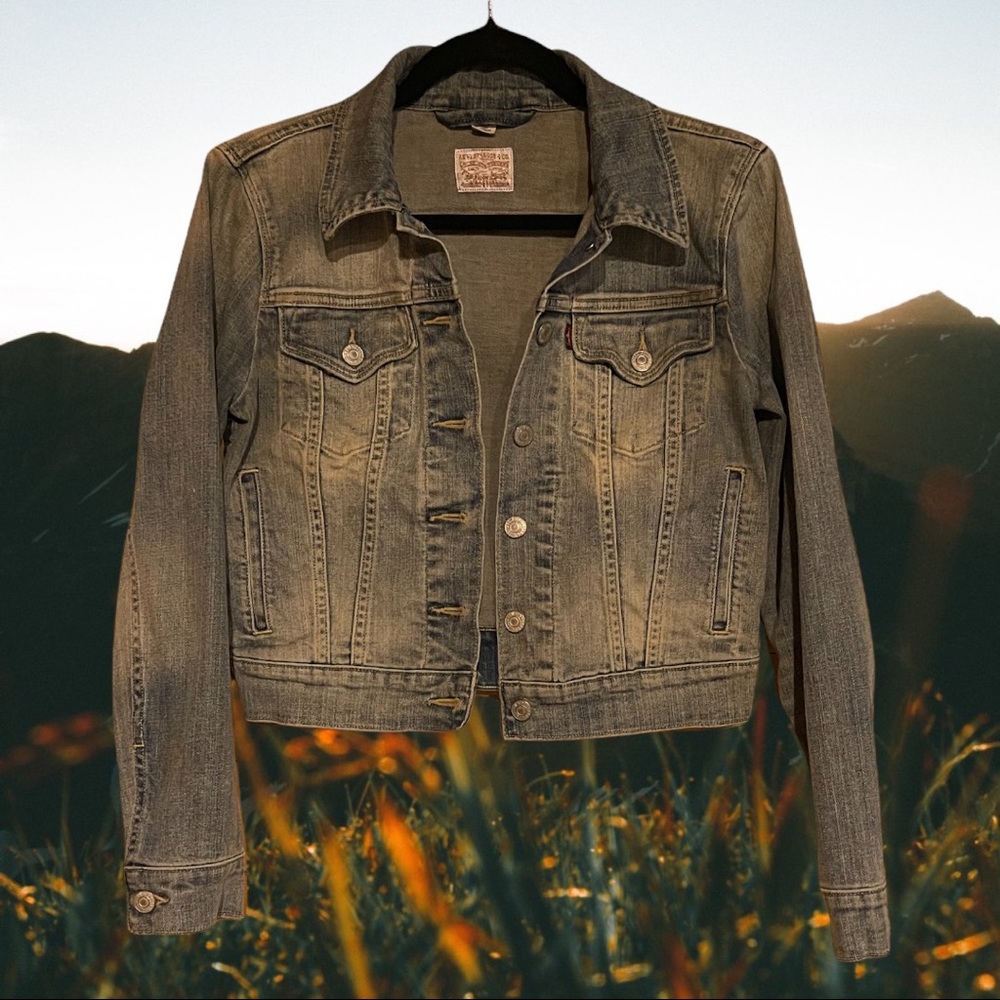 Like New ! Levi’s Womens Trucker Denim Jacket sz S.. fits more like xs